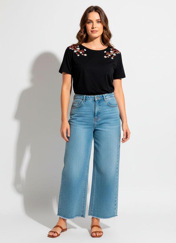 Blusa Preta com Bordado em Ramos