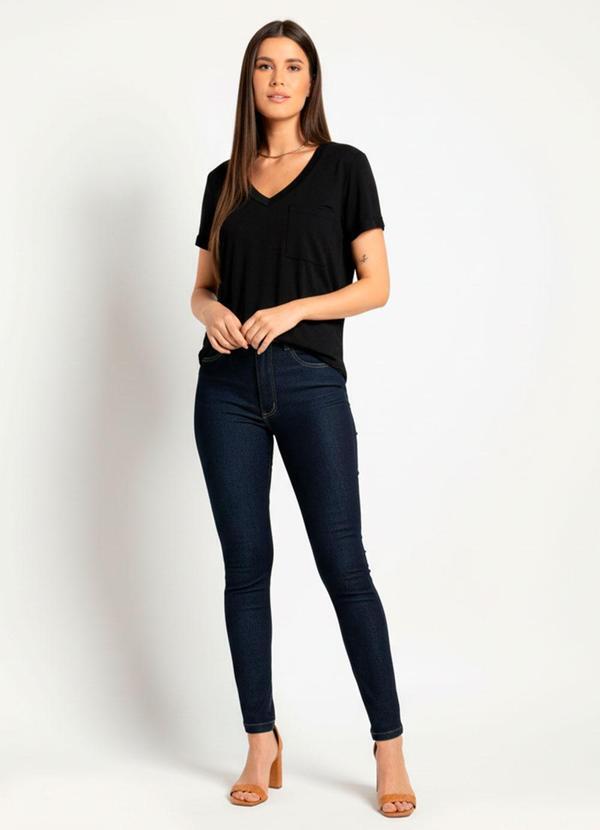 Blusa Preta com Decote V e Bolso Frontal