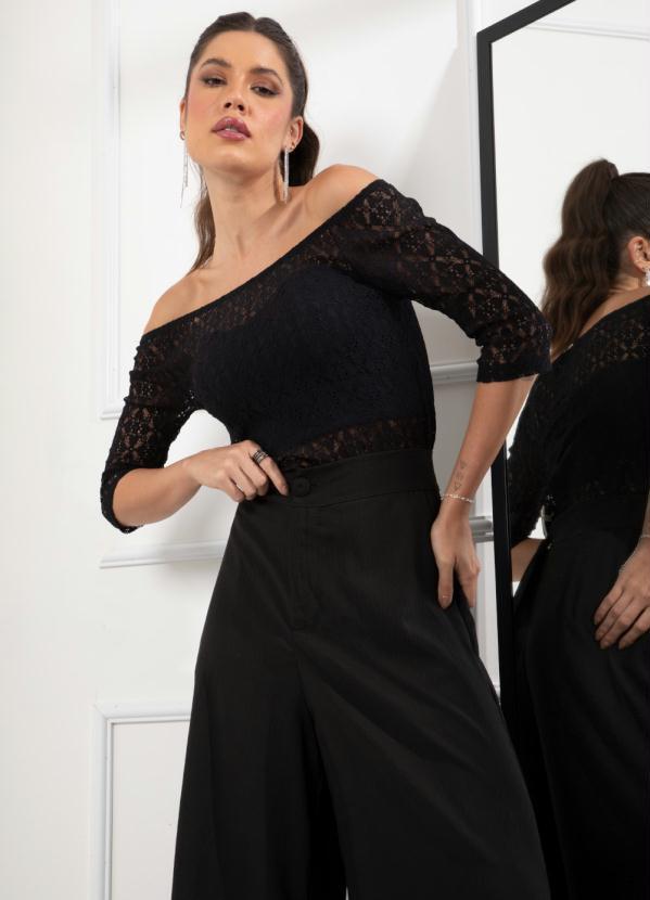 Blusa Preta em Renda Ombro a Ombro