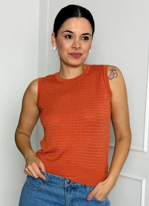Vista 2 Blusa Regata Tricot sem Manga Telada Ferrugem Doce Tom Doce Tom