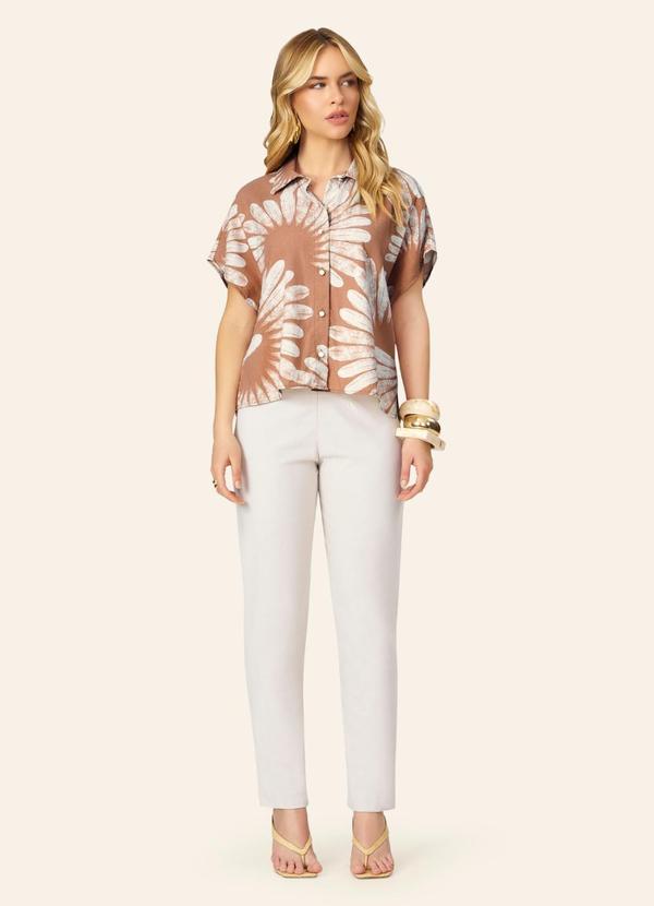 Camisa Feminina Manga Curta Estampada Marrom