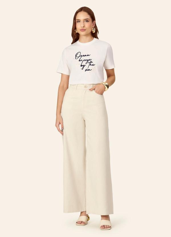 T-Shirt Feminina com Rebite e Bordado Bege