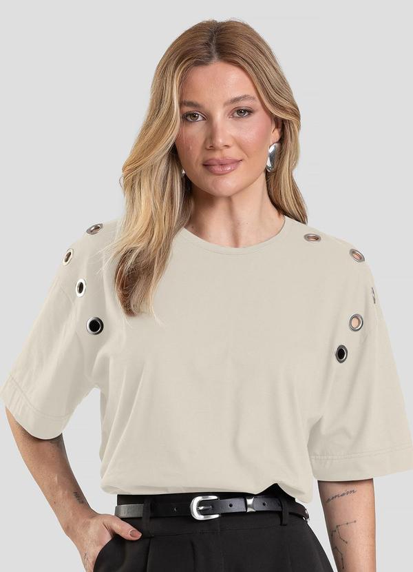 T- Shirt Oversized Feminina com Ilhós Bege