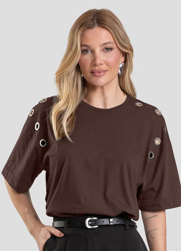 T- Shirt Oversized Feminina com Ilhós Marrom