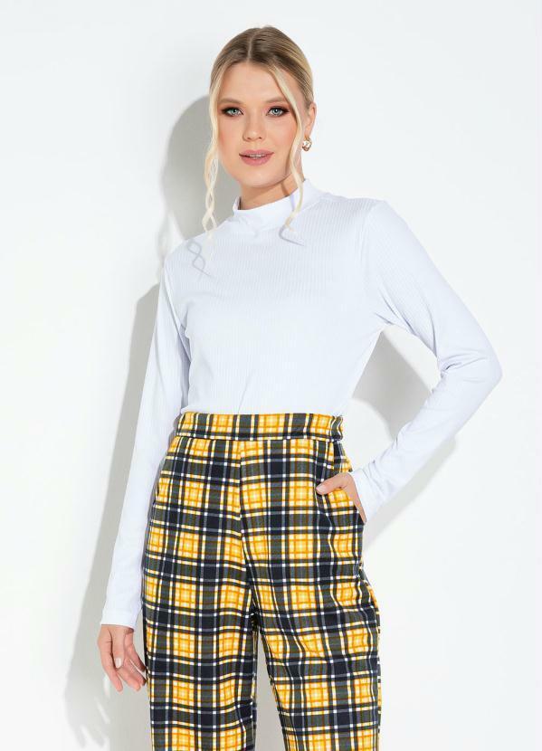 Blusa Branca com Mangas Longas e Gola Rolê