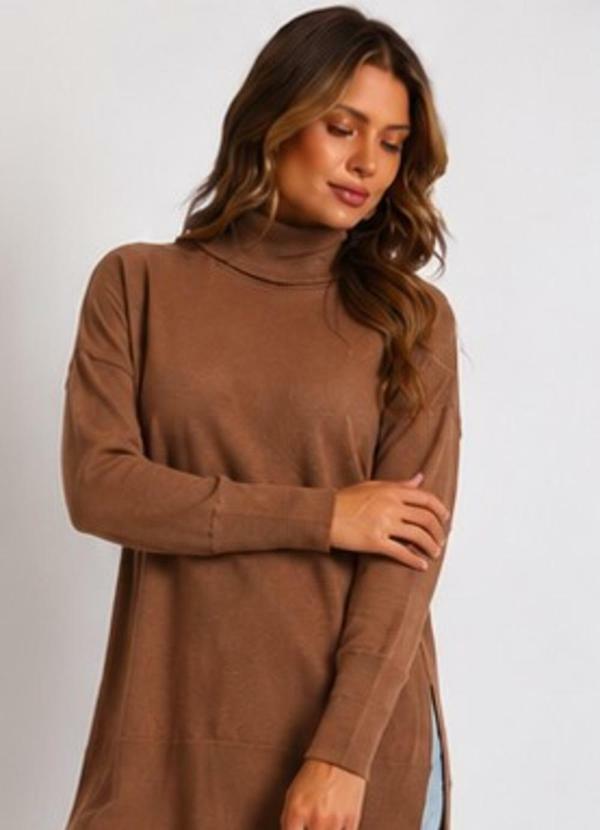 Blusa Feminina Gola Alta Alongada Marrom