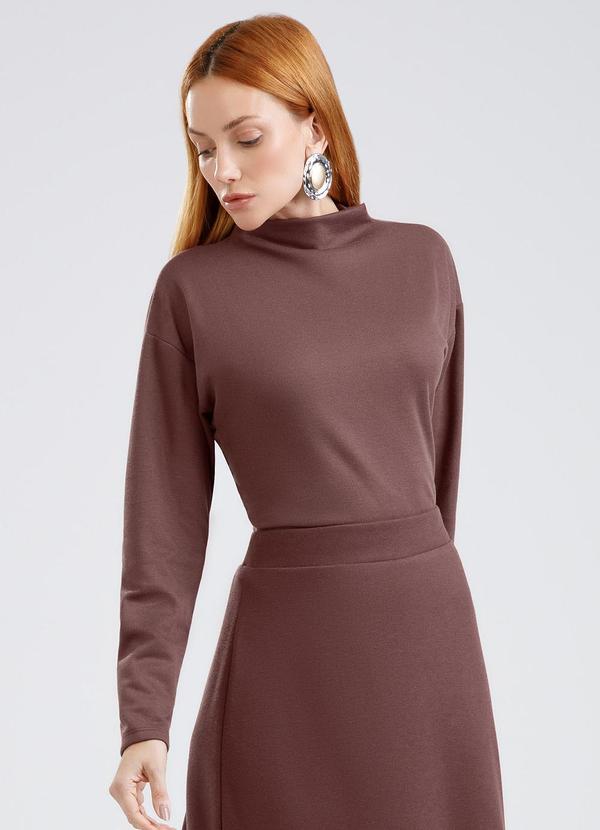Blusa Gola Alta Texturizado Marrom Escuro