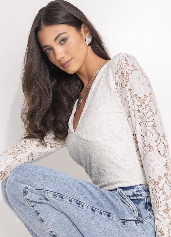 Blusa de Renda Off White com Decote V e Manga Longa