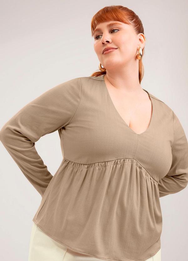 Blusa Plus Size em Tecido Texturizado Marrom Claro