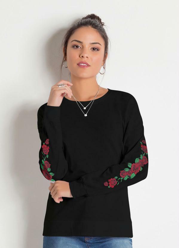 Blusa Preta com Estampa nas Mangas