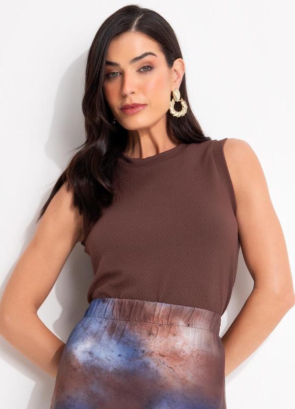 Vista 2 Blusa Marrom em Malha Texturizada Quintess Quintess