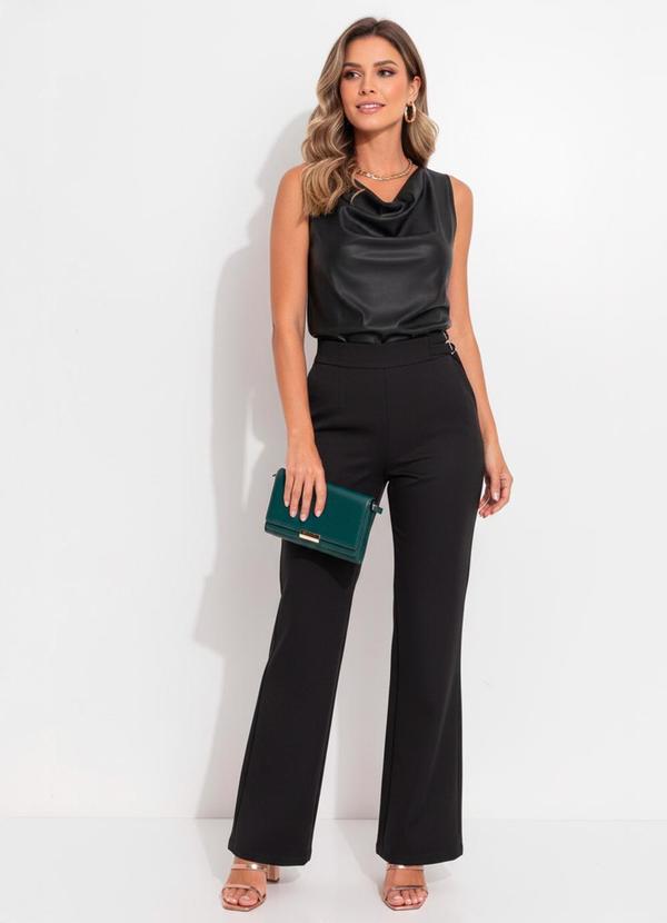 Blusa Preta em Material Sintético com Gola Degagê