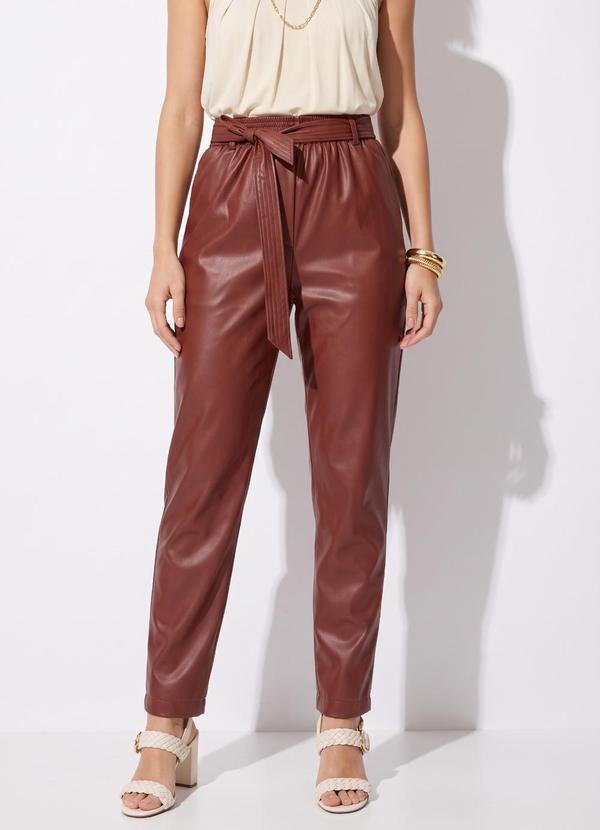 Calça Bordô em Material Sintético