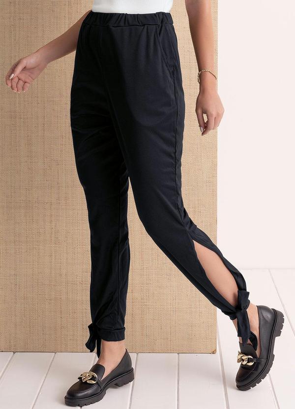 Calça Jogger Preta com Fendas e Amarração