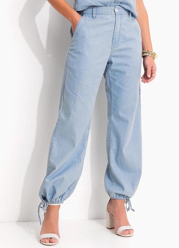 Vista 2 Calça Aladim Azul Claro em Jeans Leve Quintess Quintess
