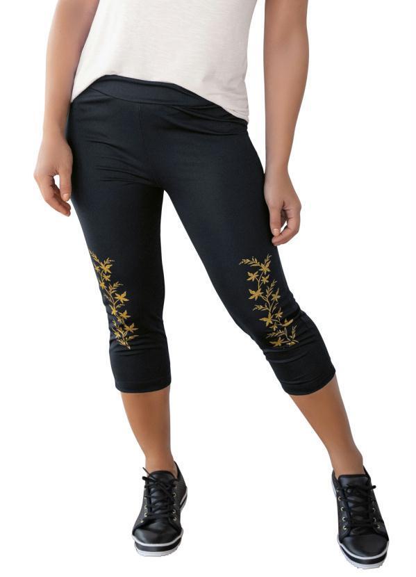 Calça Corsário Preta com Estampa Localizada