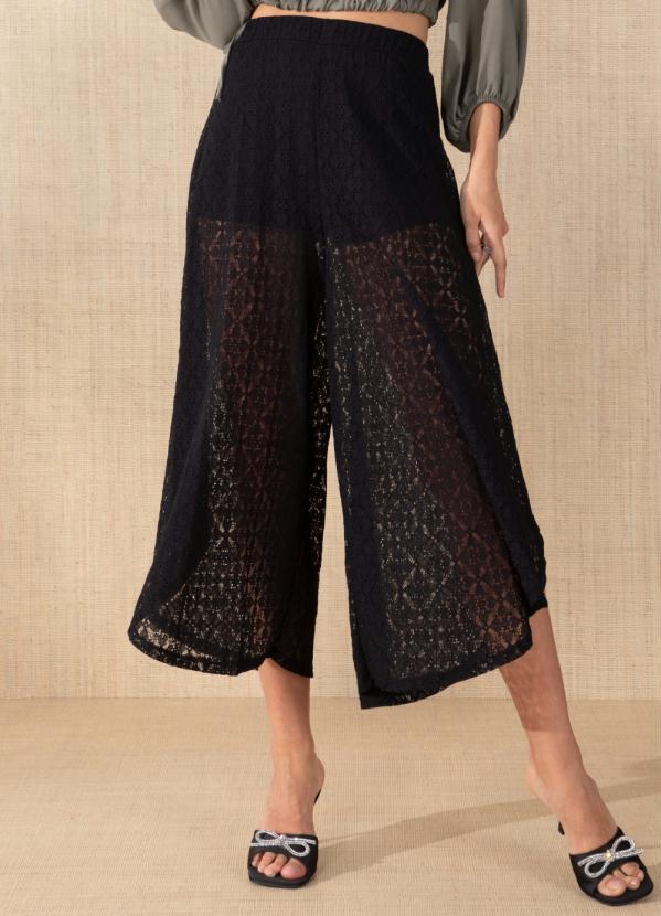 Calça Preta em Renda com Elástico na Cintura