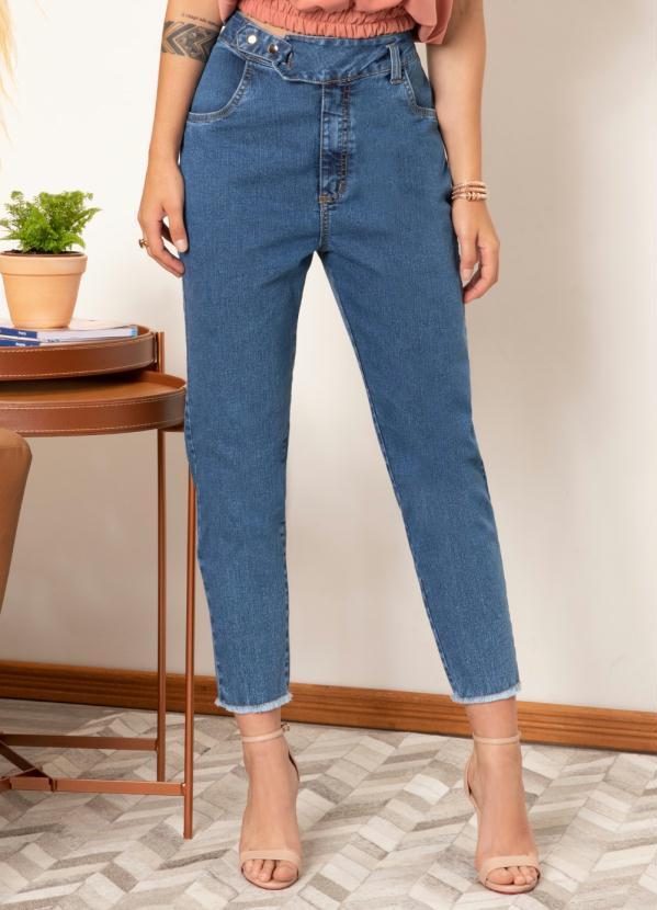 Calça Jeans Cintura Alta e Barra Desfiada