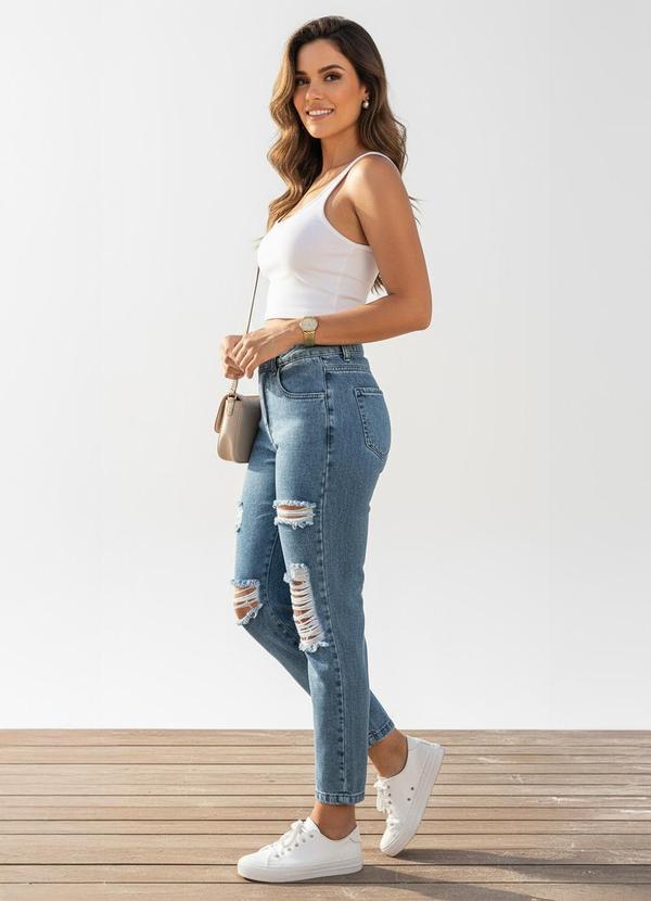 Calça Jeans Claro com Rasgados e Bolsos