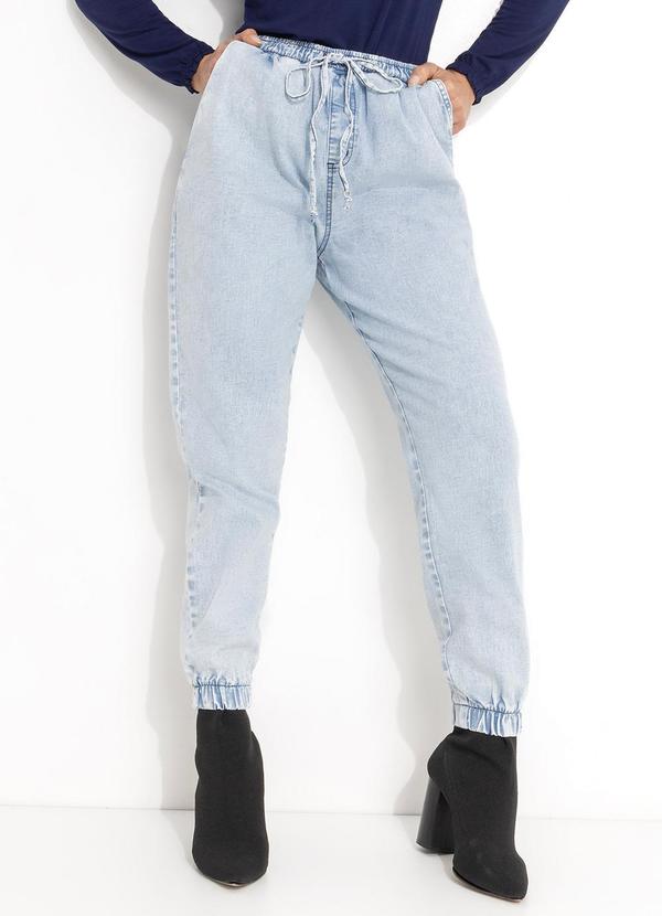 Vista 2 Calça Jogger Jeans Claro Cintura Alta com Bolsos Quintess Quintess