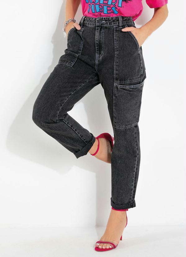 Calça Preta com Bolso Cargo e Contraste Sawary
