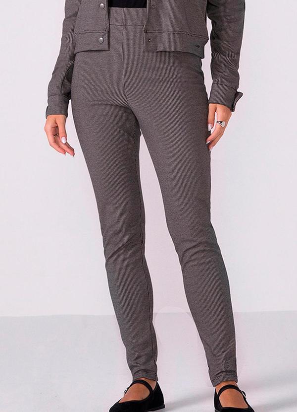 Calça Feminina Ajustada Texturizada Preto