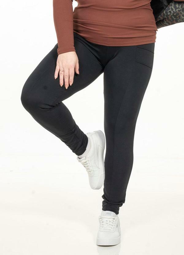 Legging Plus Size com Nervuras Preto