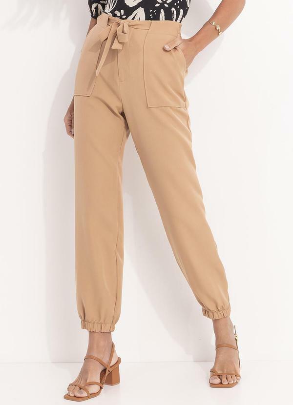 Calça Caqui em Tecido de Crepe Plano