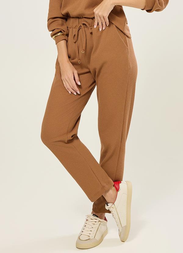 Calca Confort em Malha Texturizada Whiskey
