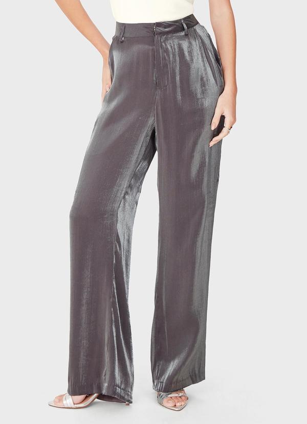 Vista 2 Calça Reta em Acetinado Glow Cinza Grafite Enfim Enfim