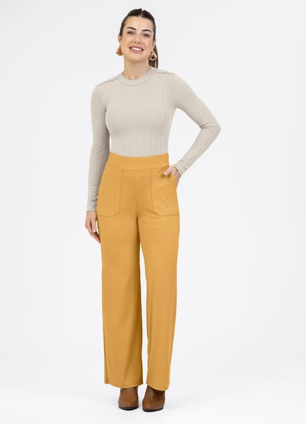 Calça Reta em Canelado Amarelo Médio
