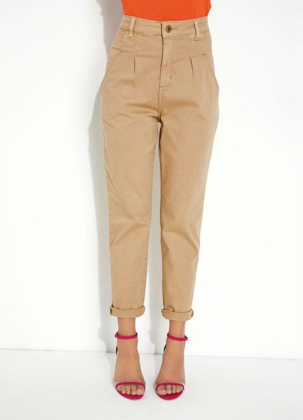 Calça Cáqui Mom Jeans com Bolsos Sawary