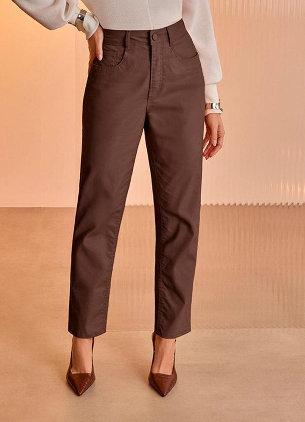 Calça Mom em Sarja com Cintura Alta Marrom