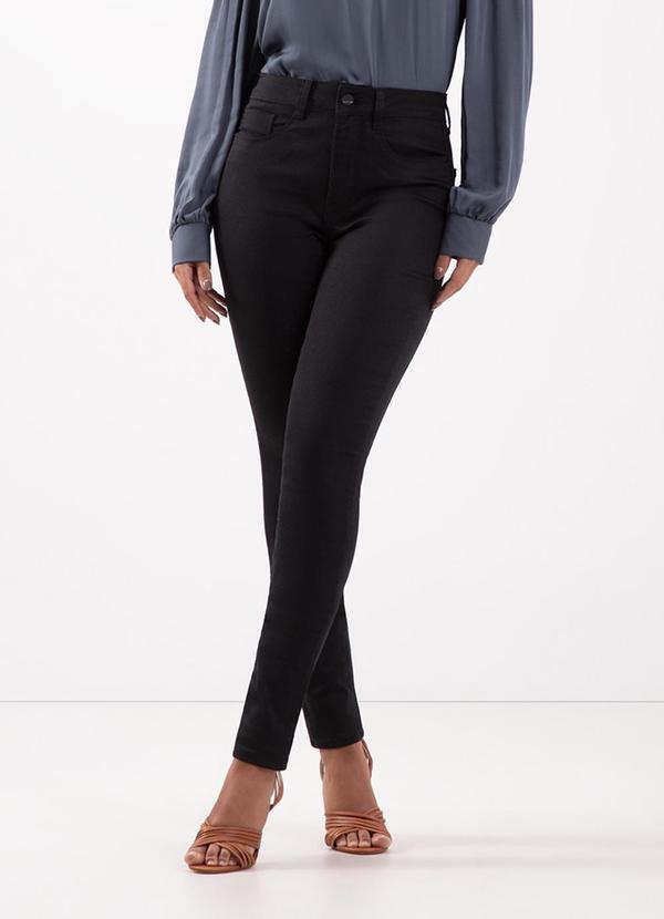 Vista 2 Calça Skinny em Sarja Amaciada de Preto