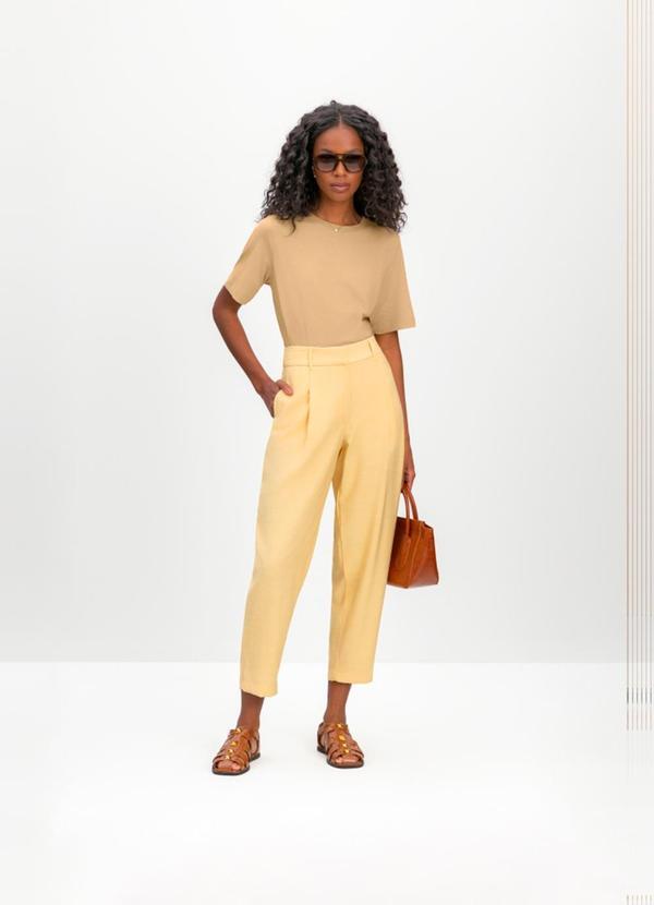 Calça Feminina em Alfaiataria Amarelo