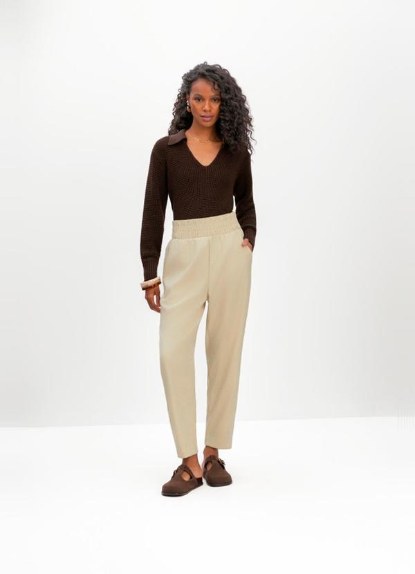 Calça Feminina em Alfaiataria Natural