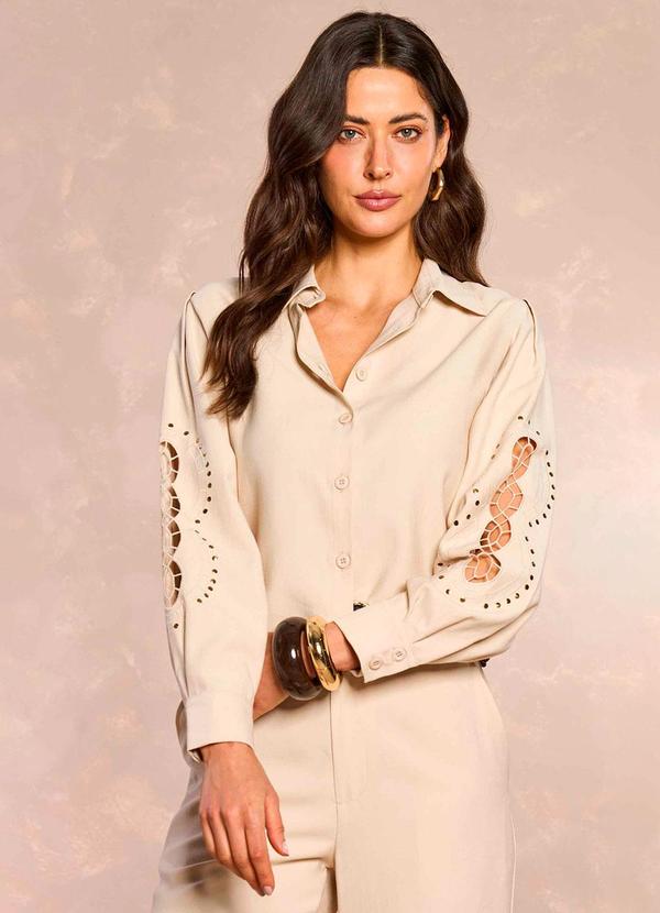 Camisa Jardim Decor em Alfaiataria Bege
