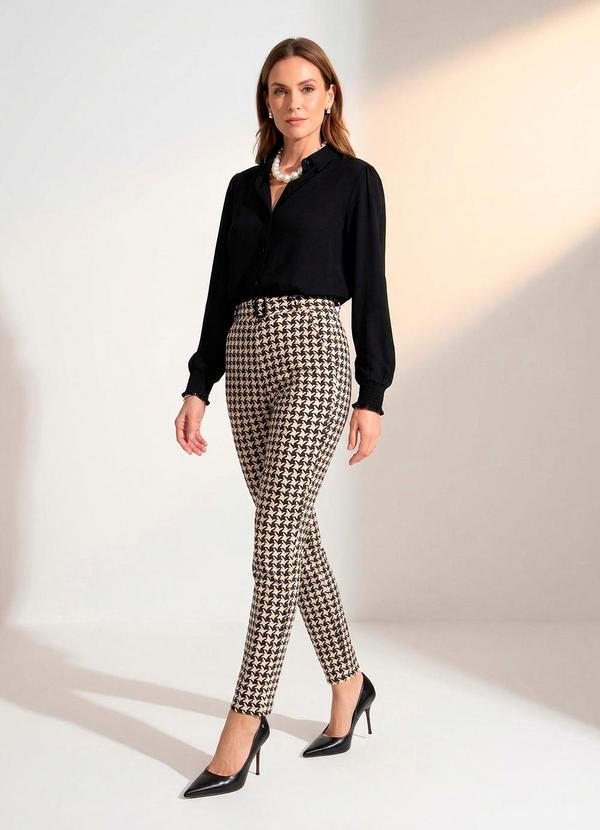 Vista 2 Camisa Preto em Viscose Plana Quintess Quintess