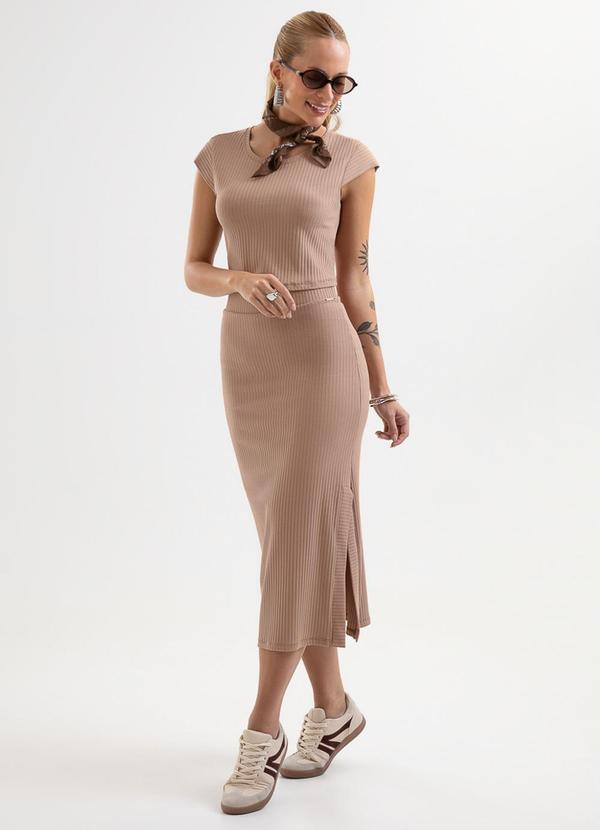 Conjunto Blusa e Saia Midi Canelado Marrom