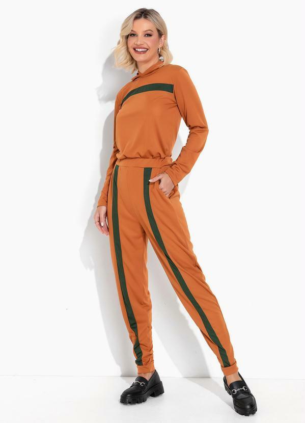 Conjunto Caramelo e Verde com Recortes e Capuz