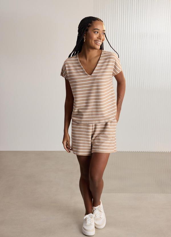 Conjunto com Blusa de Manga e Shorts Bege