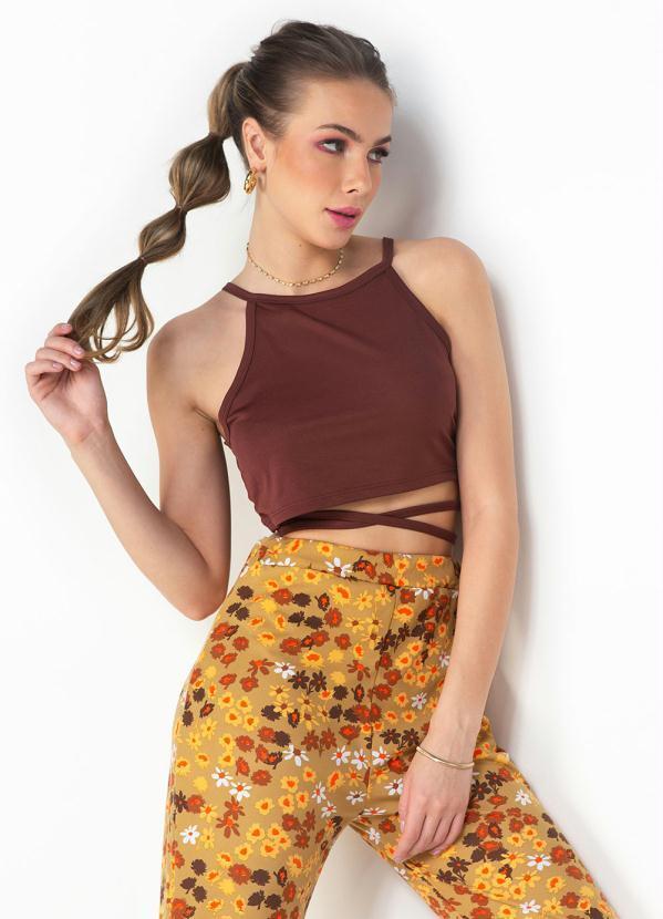 Vista 2 Cropped Marrom com Decote Trapézio e Amarração Moda Pop Moda Pop