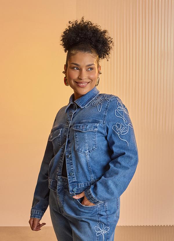 Jaqueta Jeans Plus Size com Bordado Azul