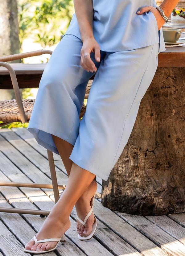 Calça Azul Claro em Viscose com Poliéster
