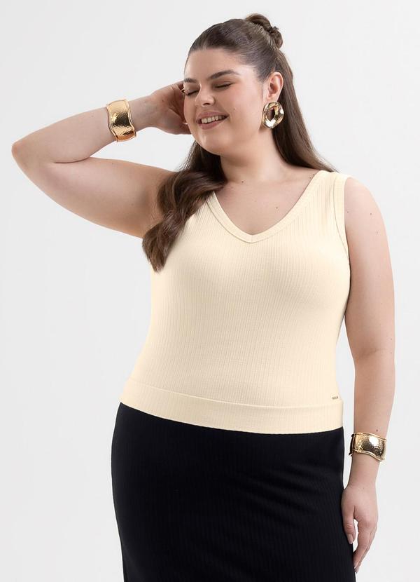 Regata Plus Size Canelada com Decote V Bege