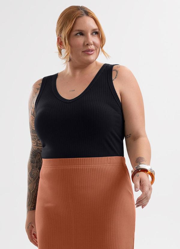 Regata Plus Size Canelada com Decote V Preto