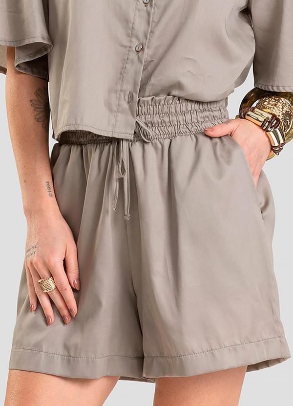 Shorts Feminino em Tecido Plano Bege