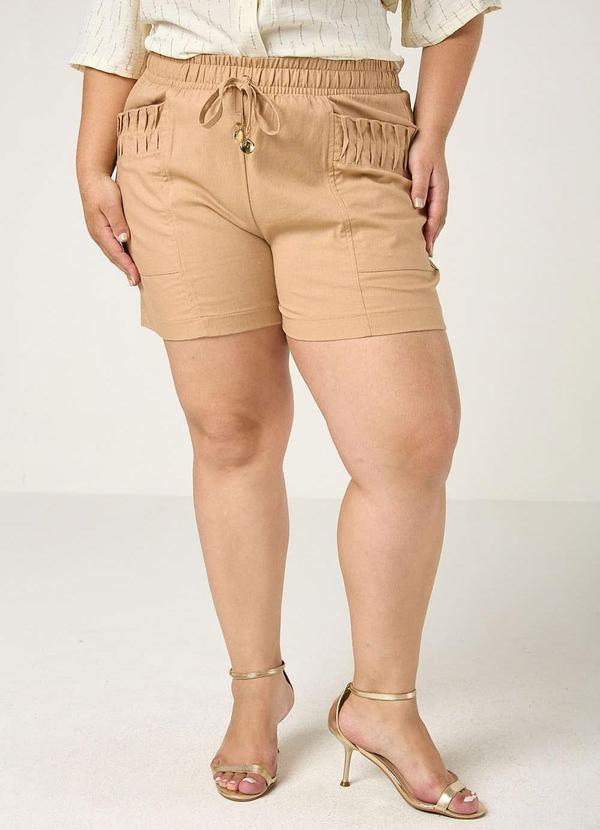 Shorts Prega e Bolso Sobreposto Bege Crocante
