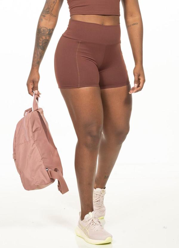 Short com Bolso e Recortes Marrom