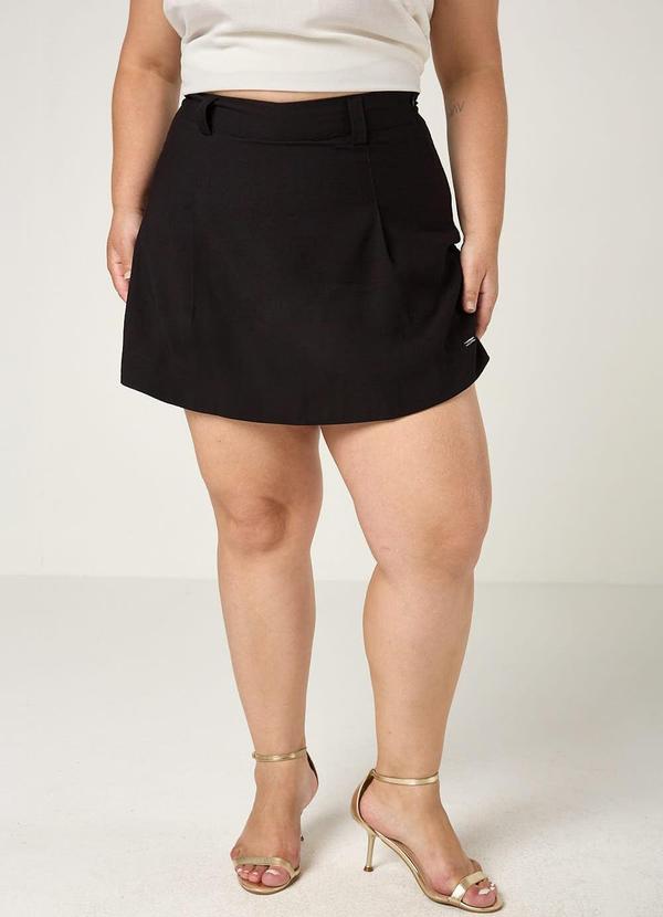 Shorts Saia com Pregas Frontais Preto